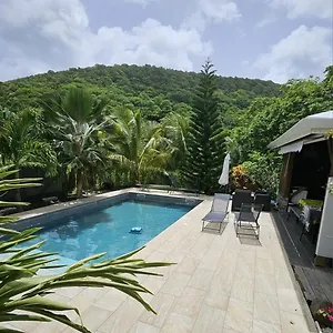  Hébergement de vacances Magnifique Maison En Bois Avec Piscine